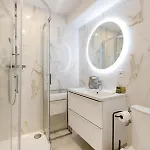Elegant One Of Golden Square Apartment *