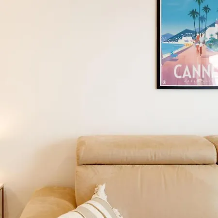 Elegant One Of Golden Square Apartman
